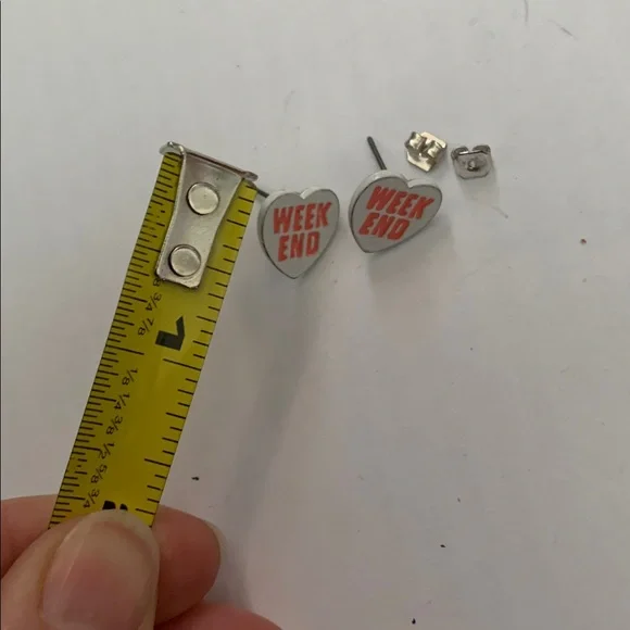 1/2” white painted weekend pierced earring in good condition - Picture 2 of 4